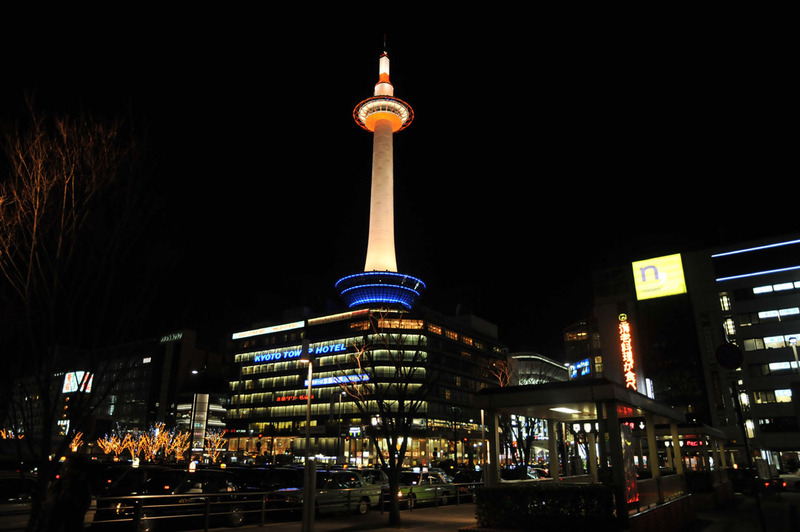 kyoto tower en la noche