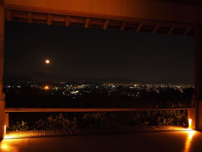vista nocturna desde okochi sanso villa arashiyama kyoto