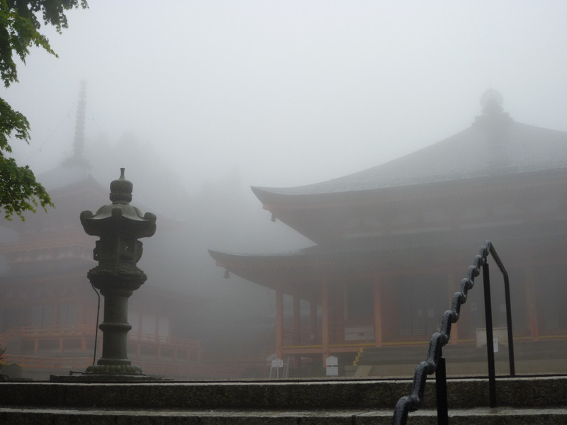 templo enryakuji con niebla