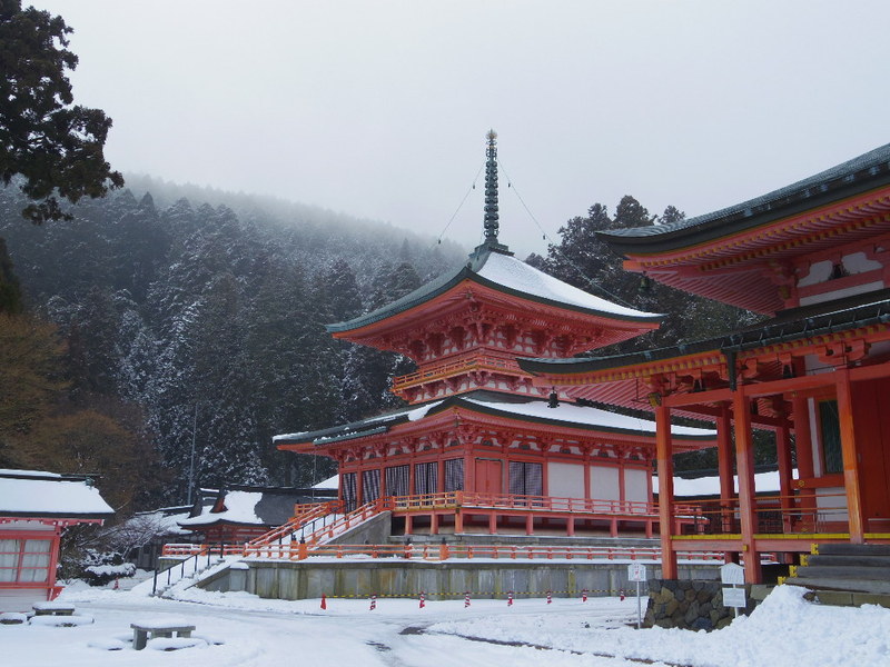 templo enryakuji con nieve