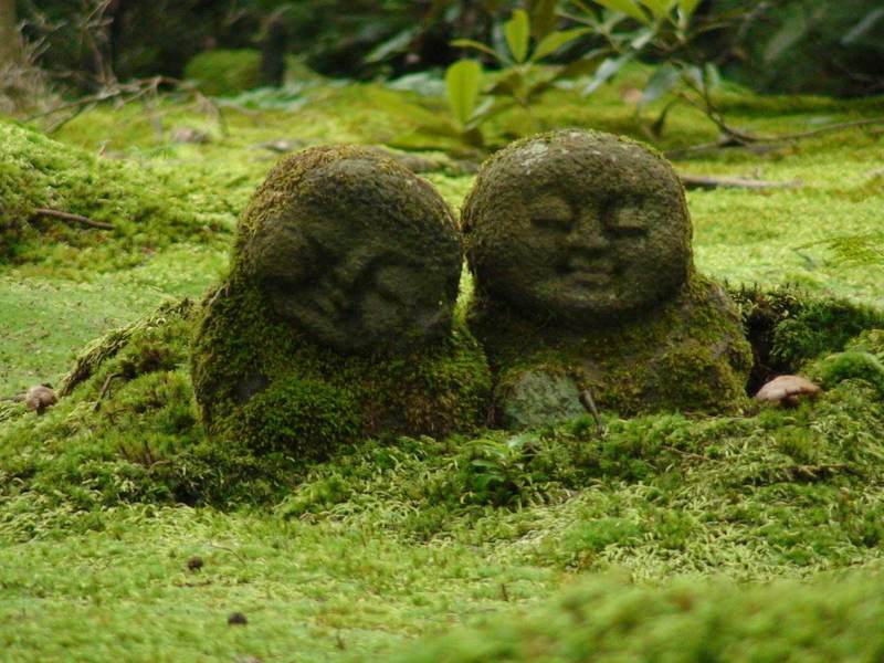 yusei en garden stone statues sanzenin ohara kyoto